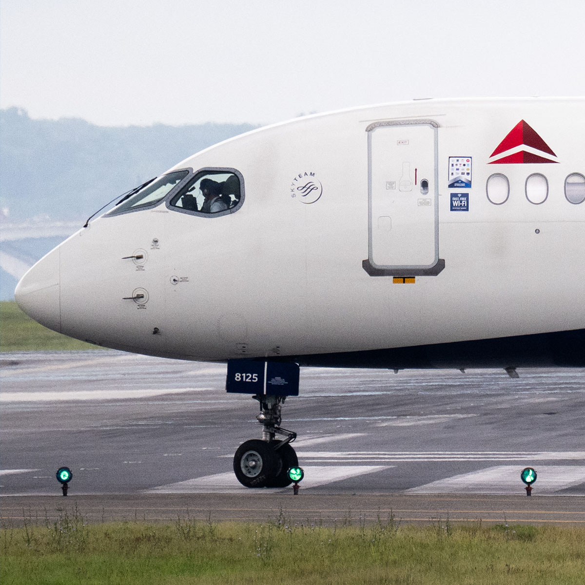 282 Airplane Passengers Stranded Overnight on Island in the Middle of Atlantic Ocean