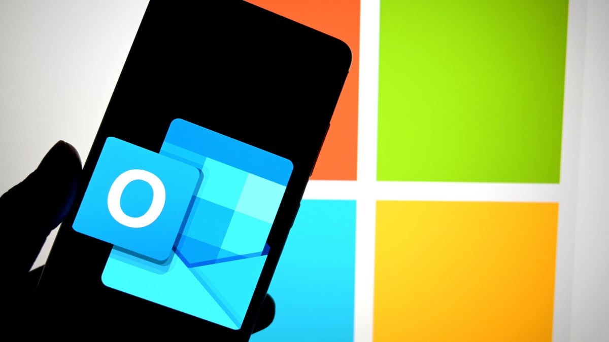 Microsoft Outlook is down. Latest email outage details.