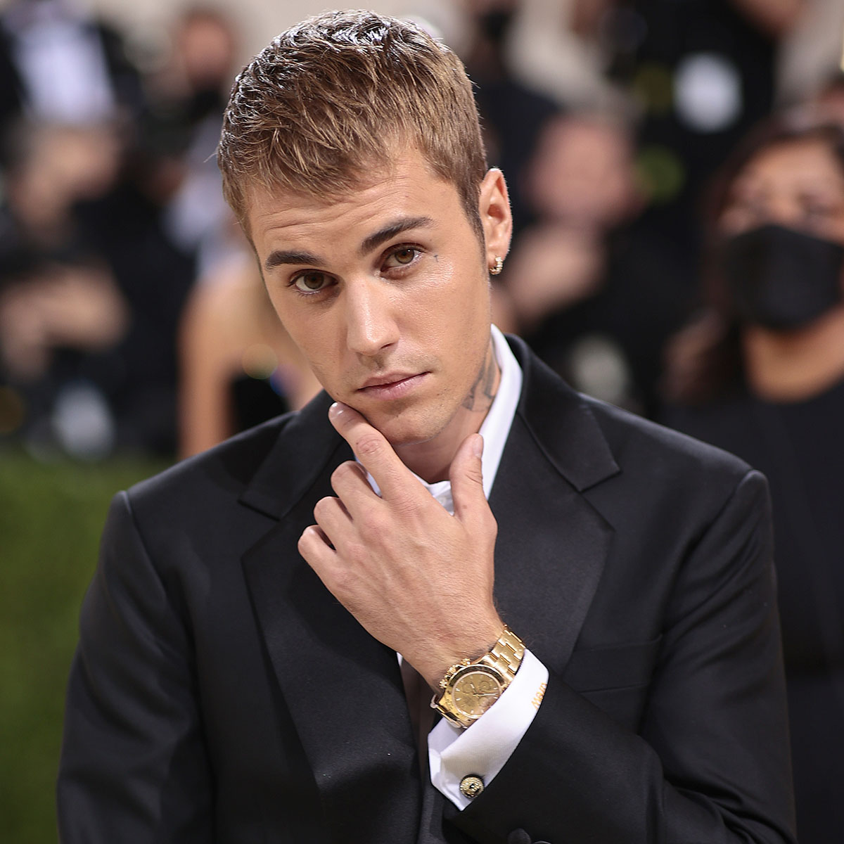 Justin Bieber Drops Surprise 7th Studio Album Swag