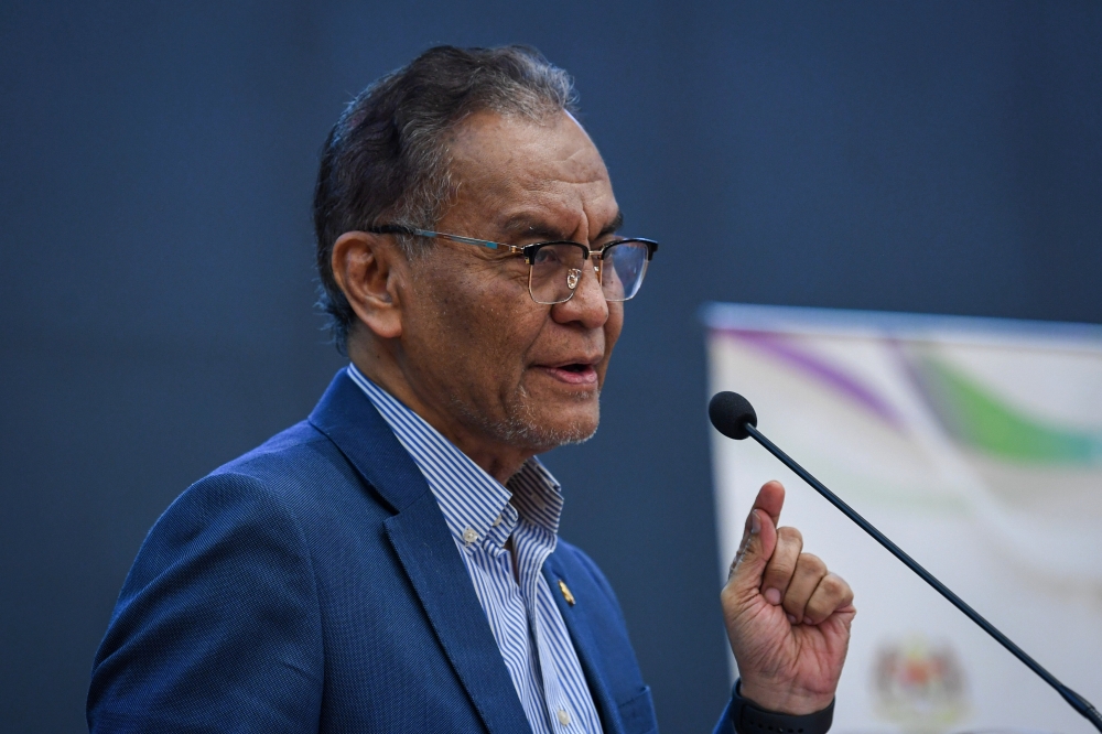 MOH told to obey rule letting pregnant staff leave early, Dzulkefly says no excuse to ignore policy