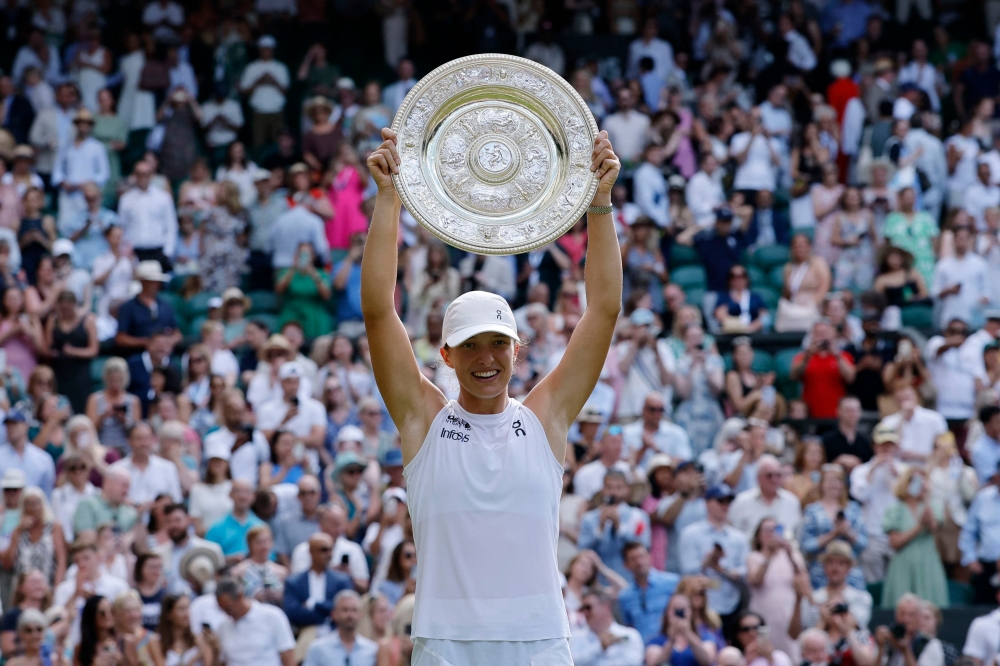 Wimbledon gifts ‘towel thief’ Swiatek a souvenir she doesn’t have to steal after flawless title run