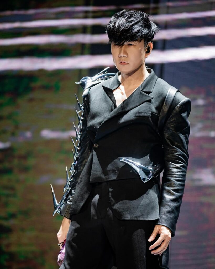 JJ Lin Clutches His Stomach in Apparent Pain During Concert, Reveals He Has Heart Condition