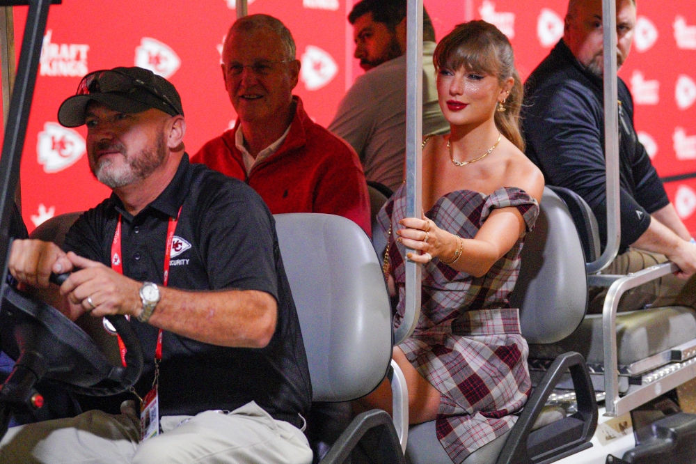 Taylor Swift’s dad recovering after quintuple bypass, singer and family by his side