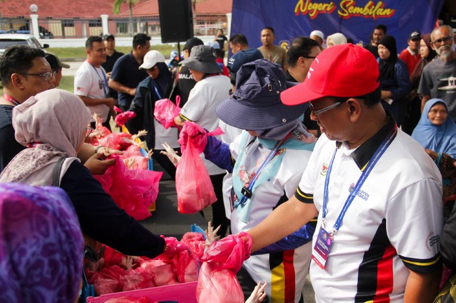 2,500 free chickens distributed at Madani Rahmah Sales in Port Dickson