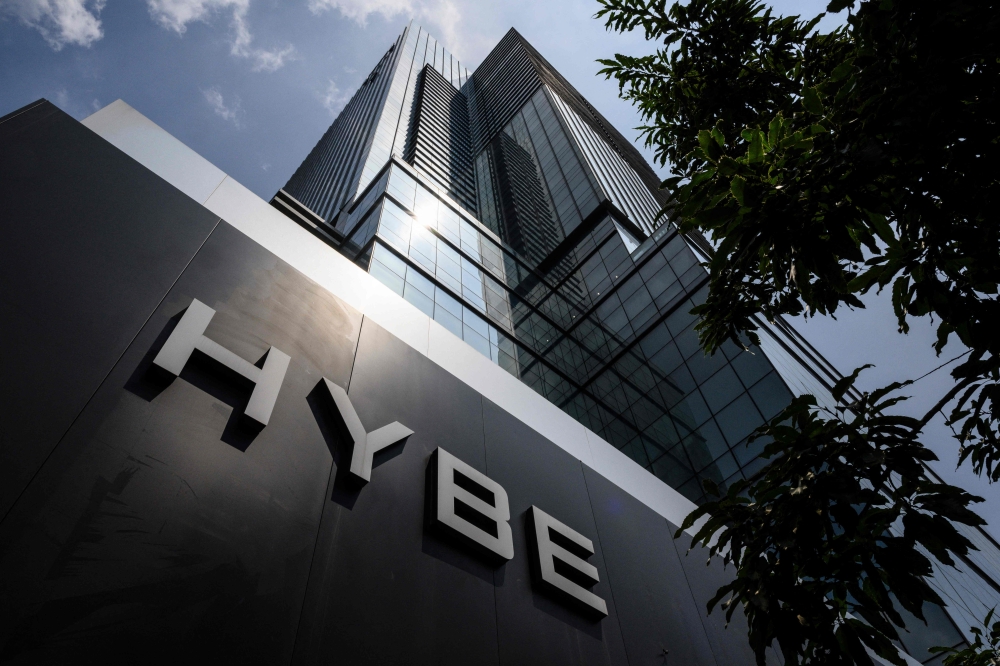 Back to grilling: Cops call in Hybe boss Bang Si-hyuk for third round over IPO fraud probe
