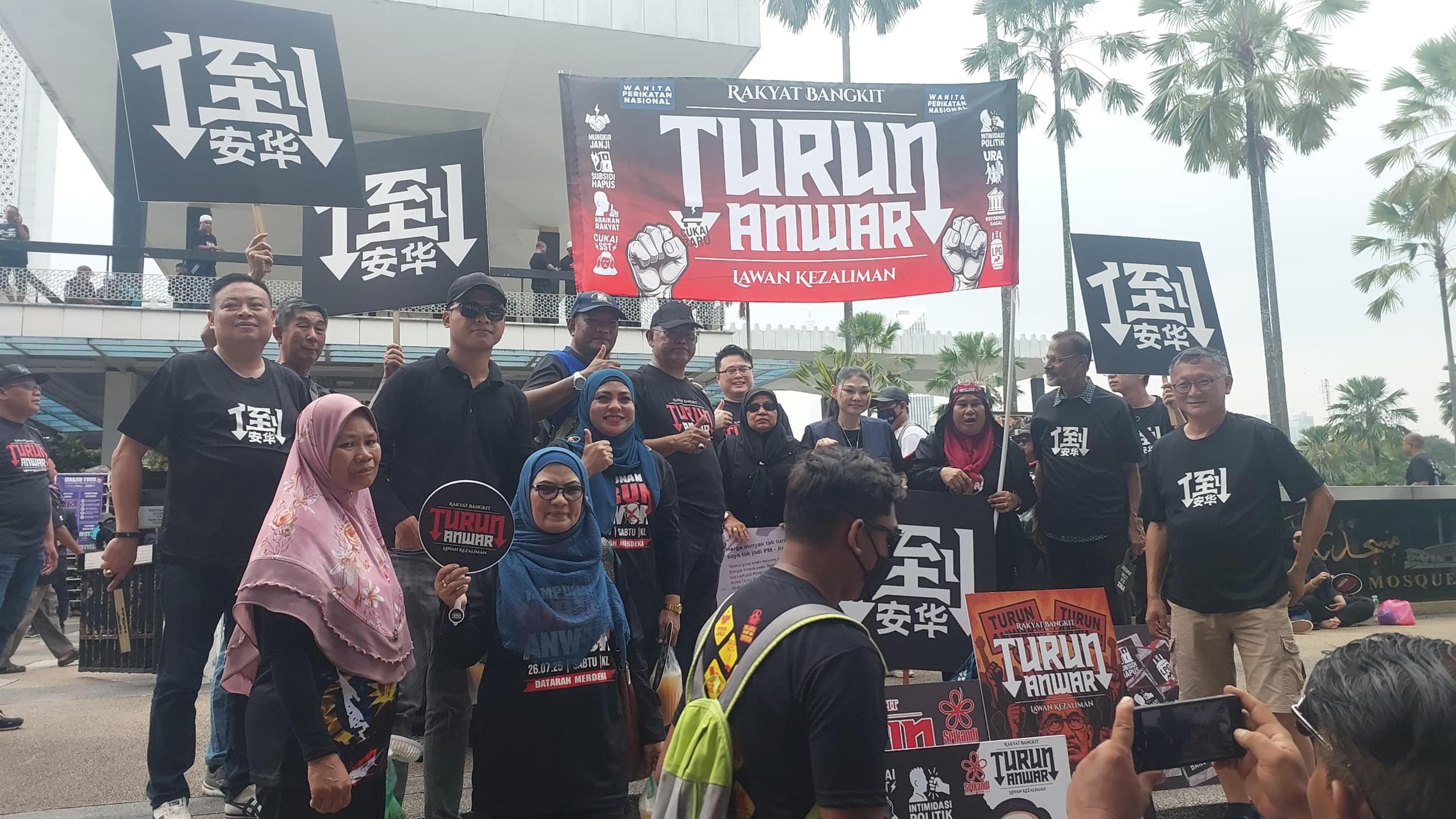 Thousands rally in downtown Kuala Lumpur calling for the resignation of PM Anwar