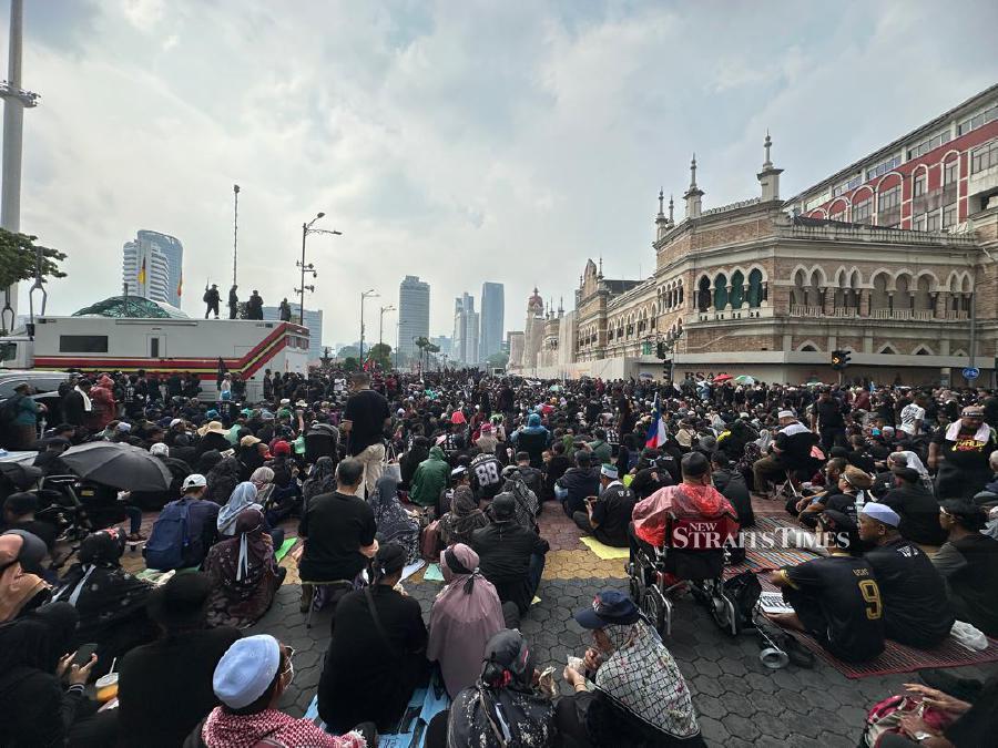 [UPDATED] Dr Mahathir, 100, arrives at Dataran Merdeka amid rain