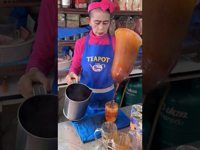 Bangkok Aunty Makes Iced Milk Tea