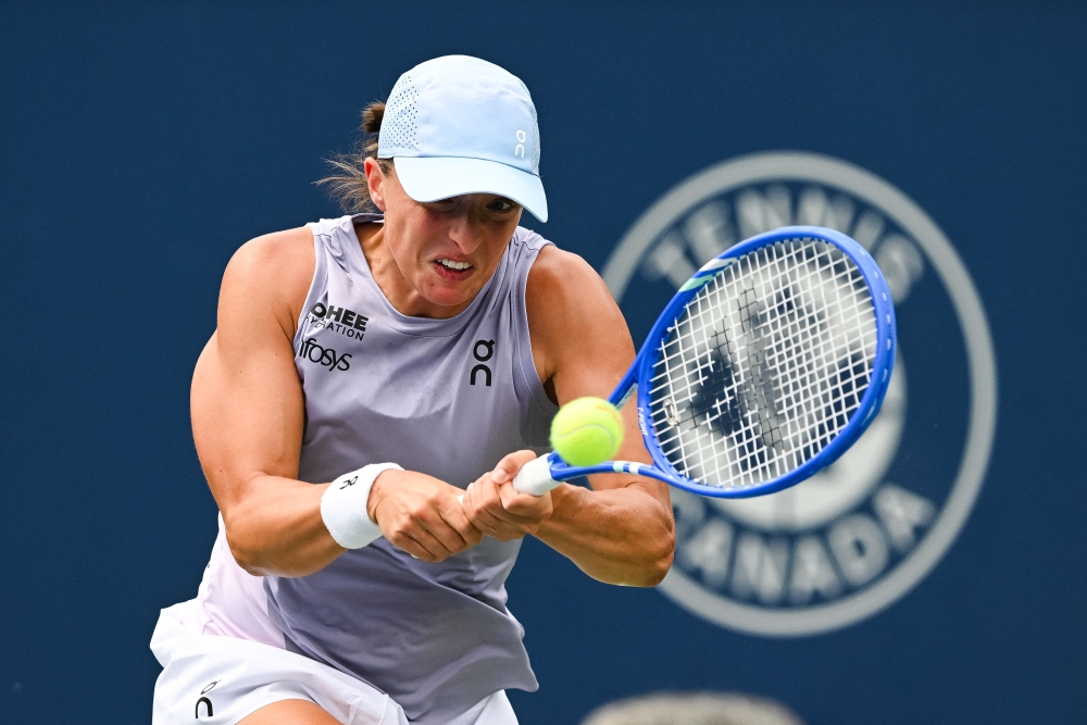 Swiatek cruises, Osaka battles through in Montreal