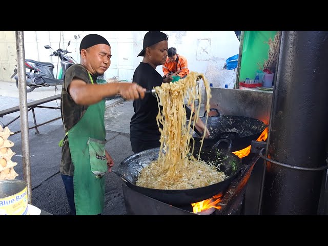 Noodles Lovers! Early Morning Amazing Fried Noodles Cooking Skills in Indonesia