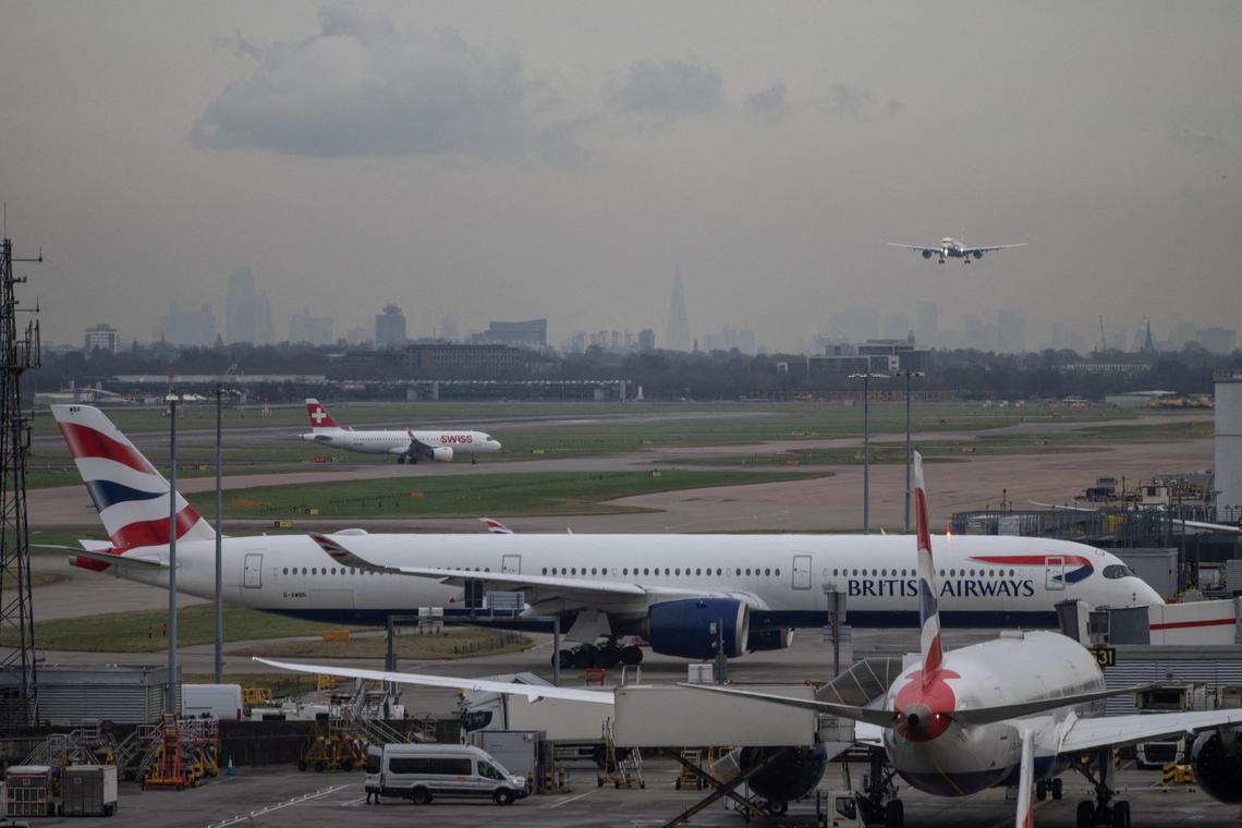 Seeking growth, Britain considers rival Heathrow expansion plans