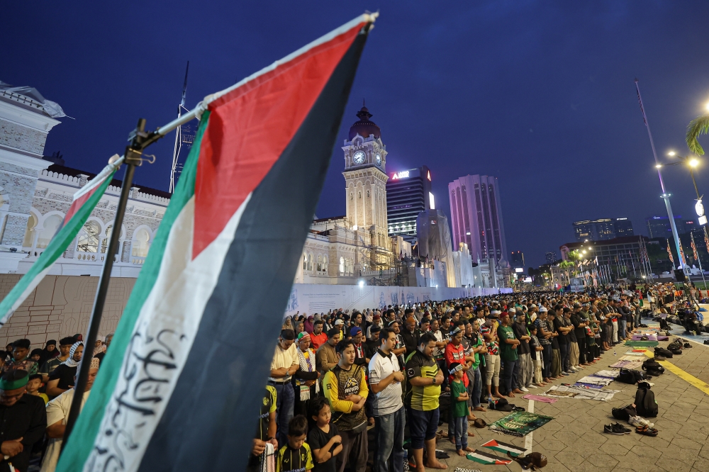 Thousands turn up for pro-Gaza rally at Dataran Merdeka where Palestinian children perform