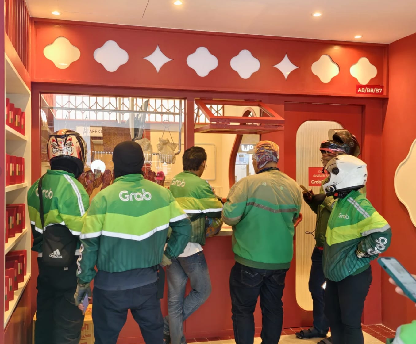 Thai-Chinese Star Lingling Kwong’s Char Siew Stall Sells Out Within 30mins On Opening Day