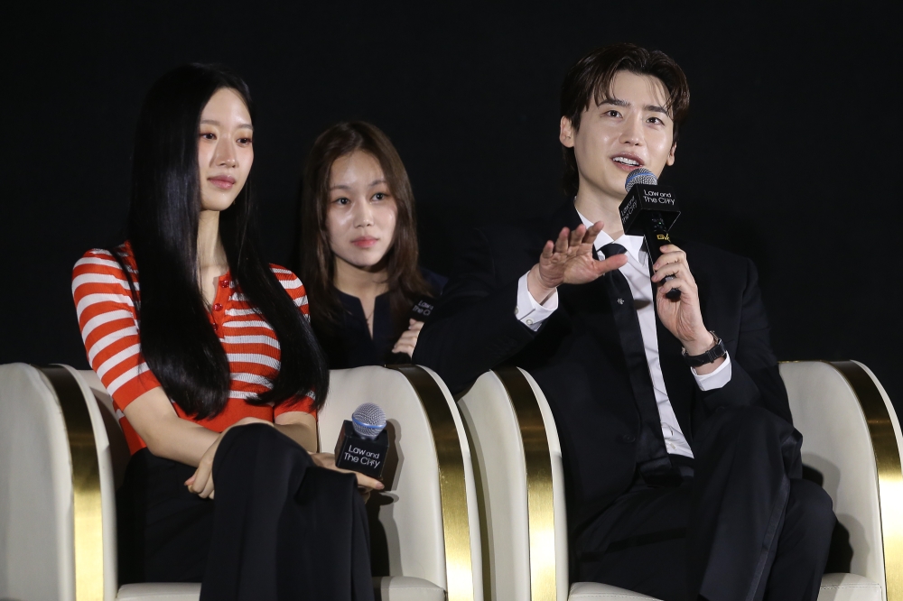 Korean stars Lee Jong-suk and Moon Ga-young show love for Malaysian fans, reveal what drew them to the drama ‘Law and the City’