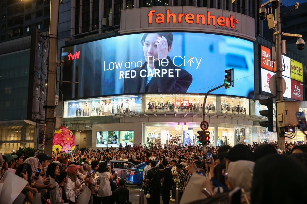 K-drama fever hits Pavilion KL as thousands flock to see ‘Law and the City’ stars Lee Jong-suk and Moon Ga-young at series finale fan screening