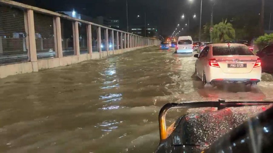 Heavy rain triggers flash floods in various parts of Penang