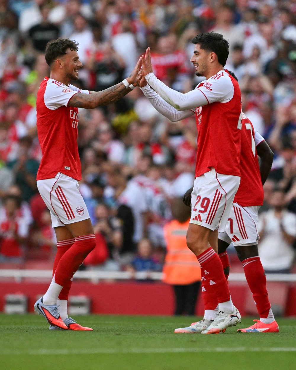 Arsenal ‘digging for gold’ as title bid starts at new-look Man Utd