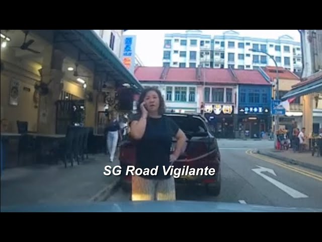 lorong geylang woman block parking lot to reserve it for his husband