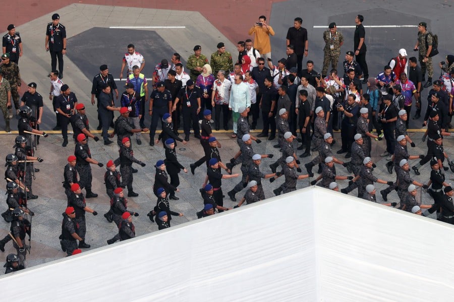Anwar visits full rehearsal for National Day parade