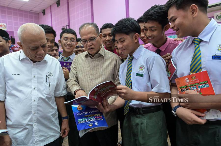 Pahang govt gives free reference books to SPM, STPM and STAM candidates