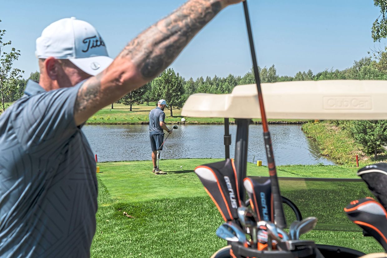 War amputees in Ukraine find new purpose on the golf course