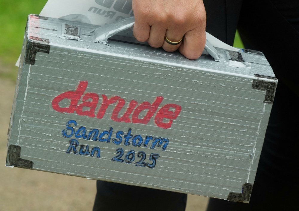 Dance fans race round Helsinki as DJ Darude’s hit ‘Sandstorm’ turns 25
