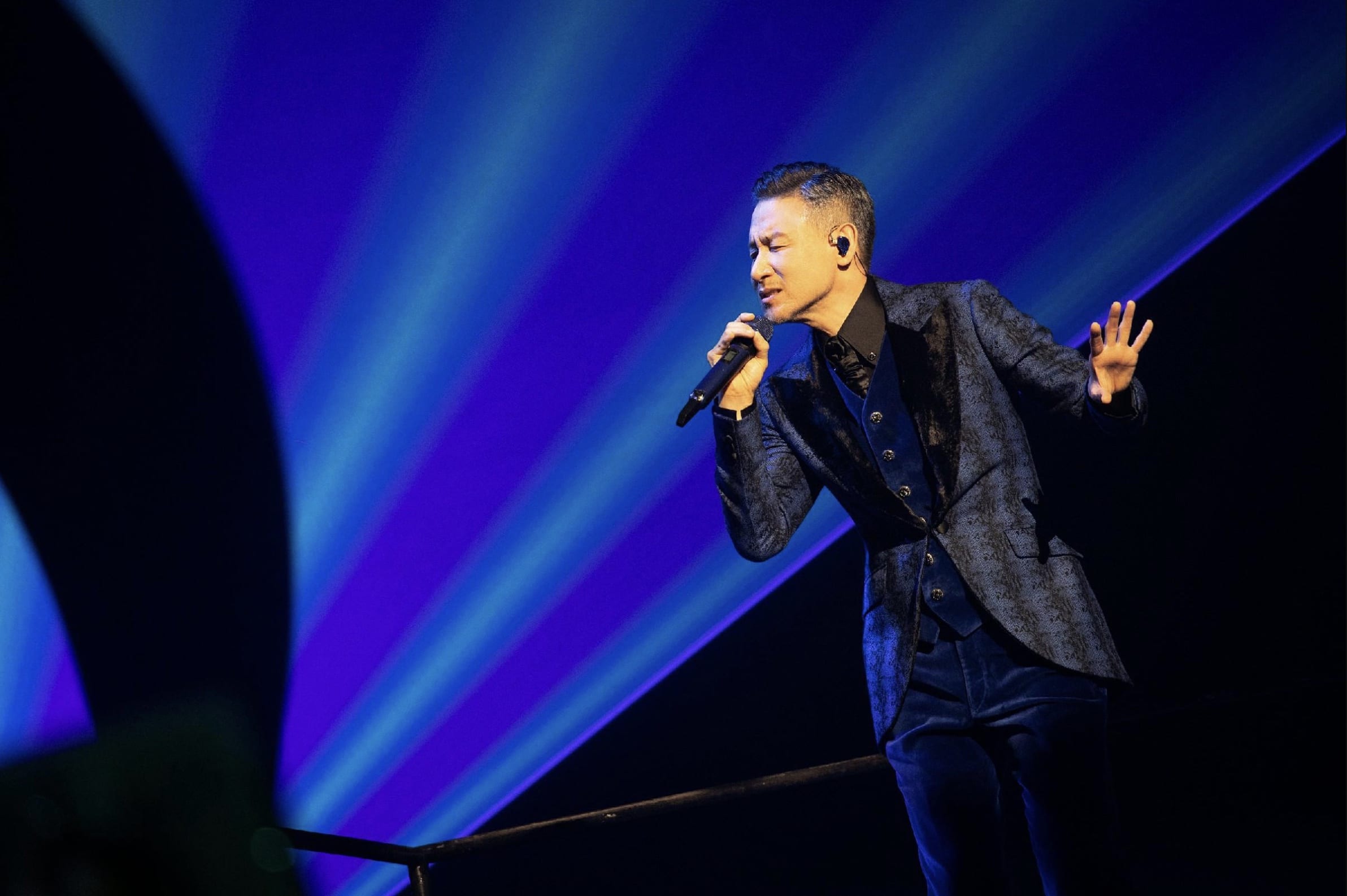 Jacky Cheung Struggles to Sing; Nearly Ends Concert & Offers Fans Refund