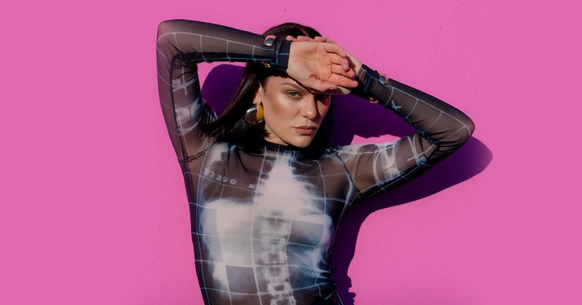 Jessie J emotional returning to stage after cancer diagnosis