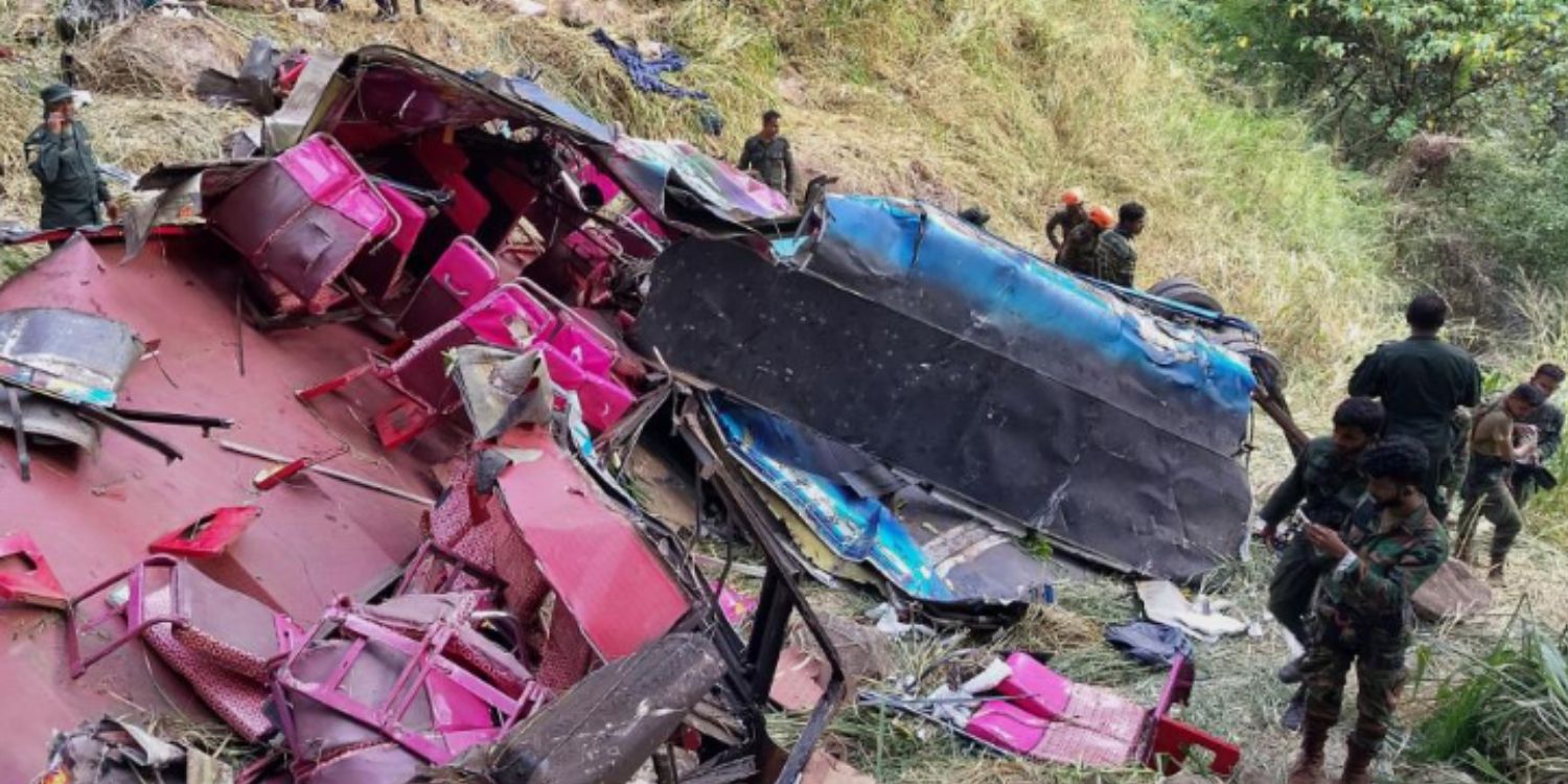15 Dead after bus plunges off 300m cliff in sri lanka, 5 children injured