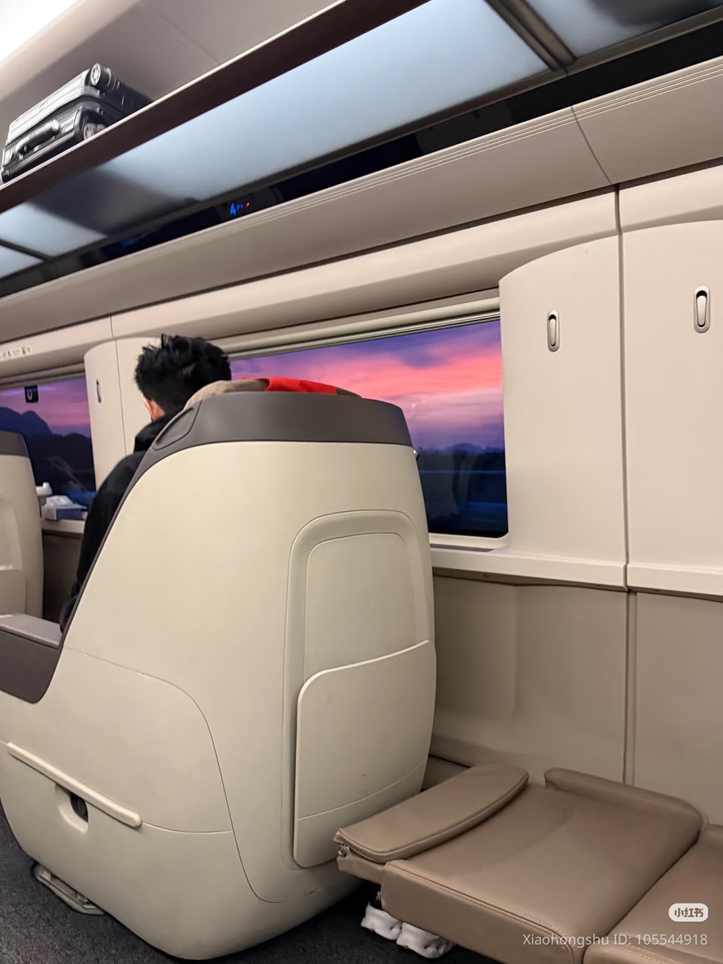Julian Cheung Helps Mum With Baby Stroller & Luggage On High-Speed Rail, Good Deed Goes Viral