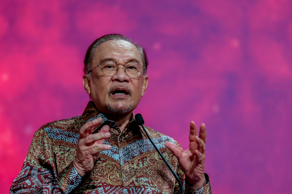 ‘Must accept the fact’: PM Anwar says English too critical for Malaysia’s success, Education Ministry must step up