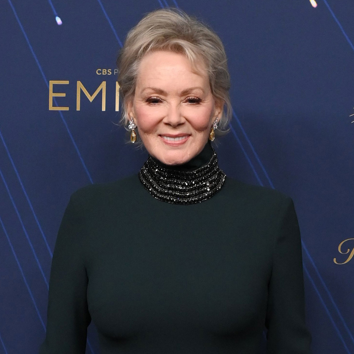 Jean Smart Pokes Fun at Her Broken Knee After Her Emmys 2025 Win 