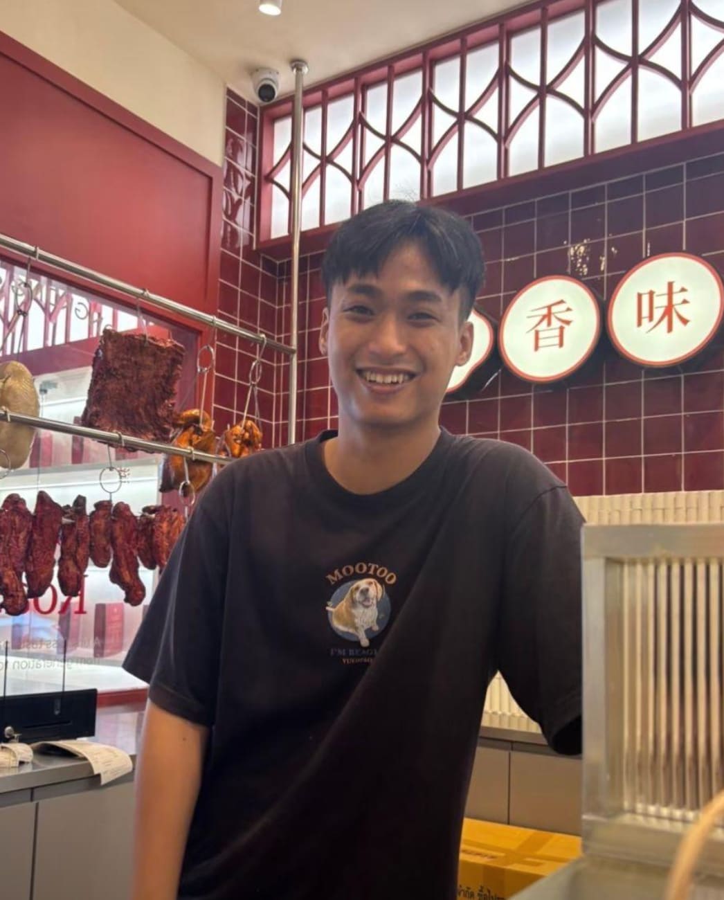 She Opened a Roast Meat Shop With Her Brother… Now He’s the One Going Viral
