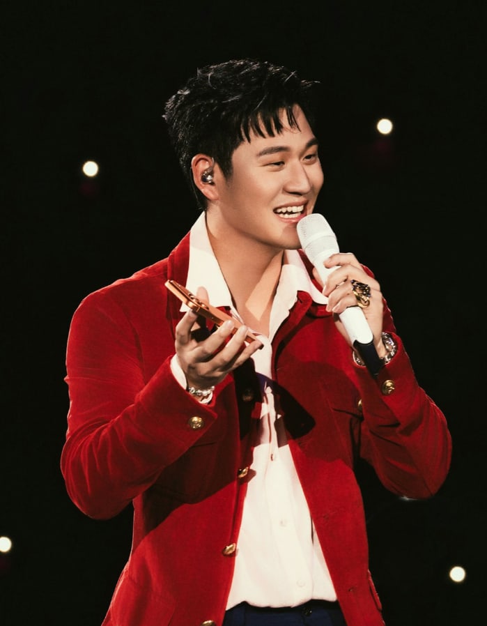 A Fan Threw an iPhone 17 Pro Max at Eric Chou