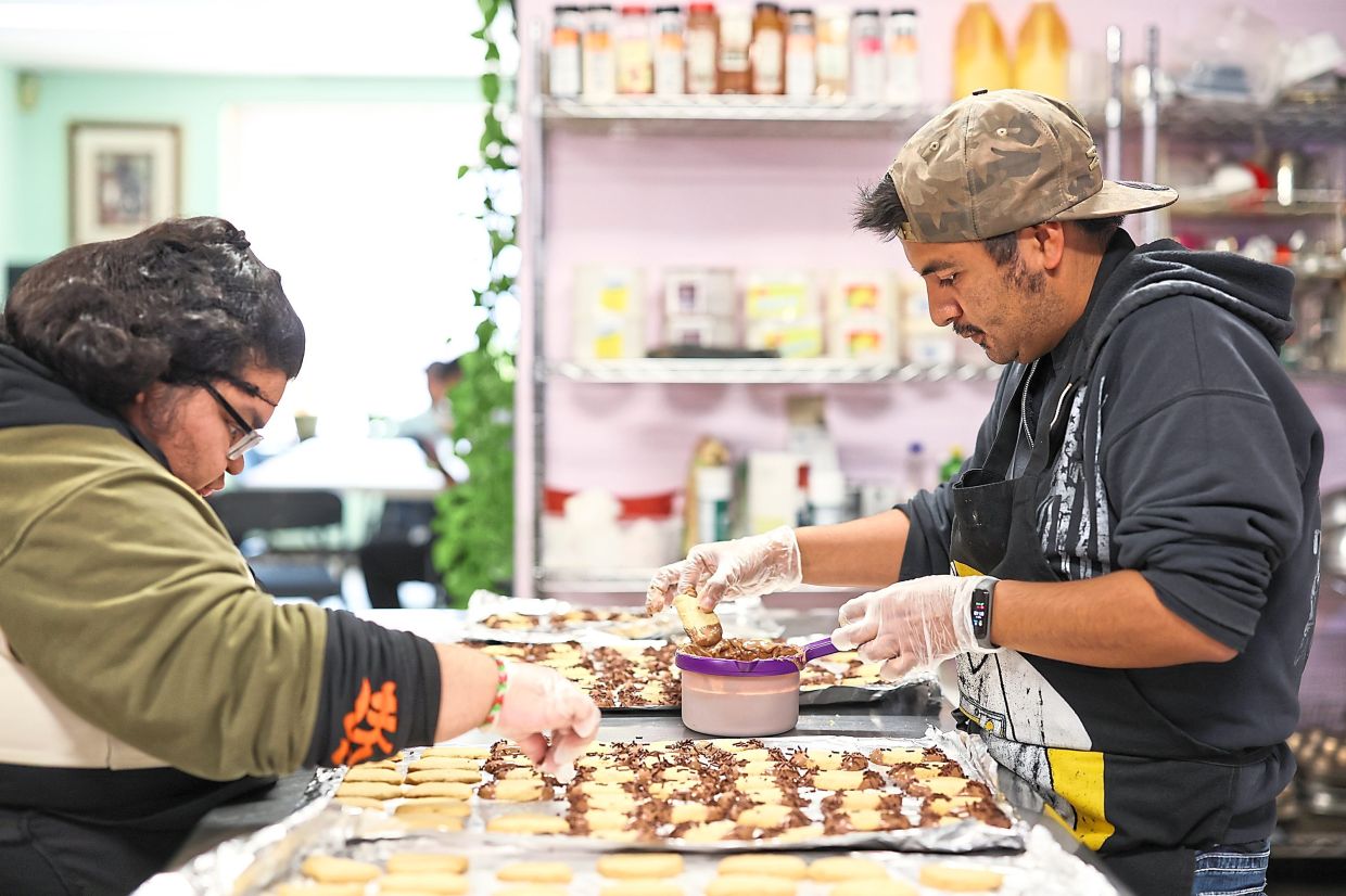 How adaptive tools help people with disabilities thrive in US kitchens