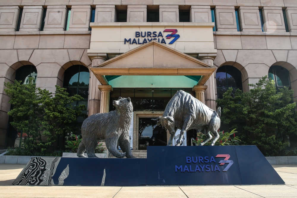 Bursa Malaysia closes marginally up after late gains in banking stocks