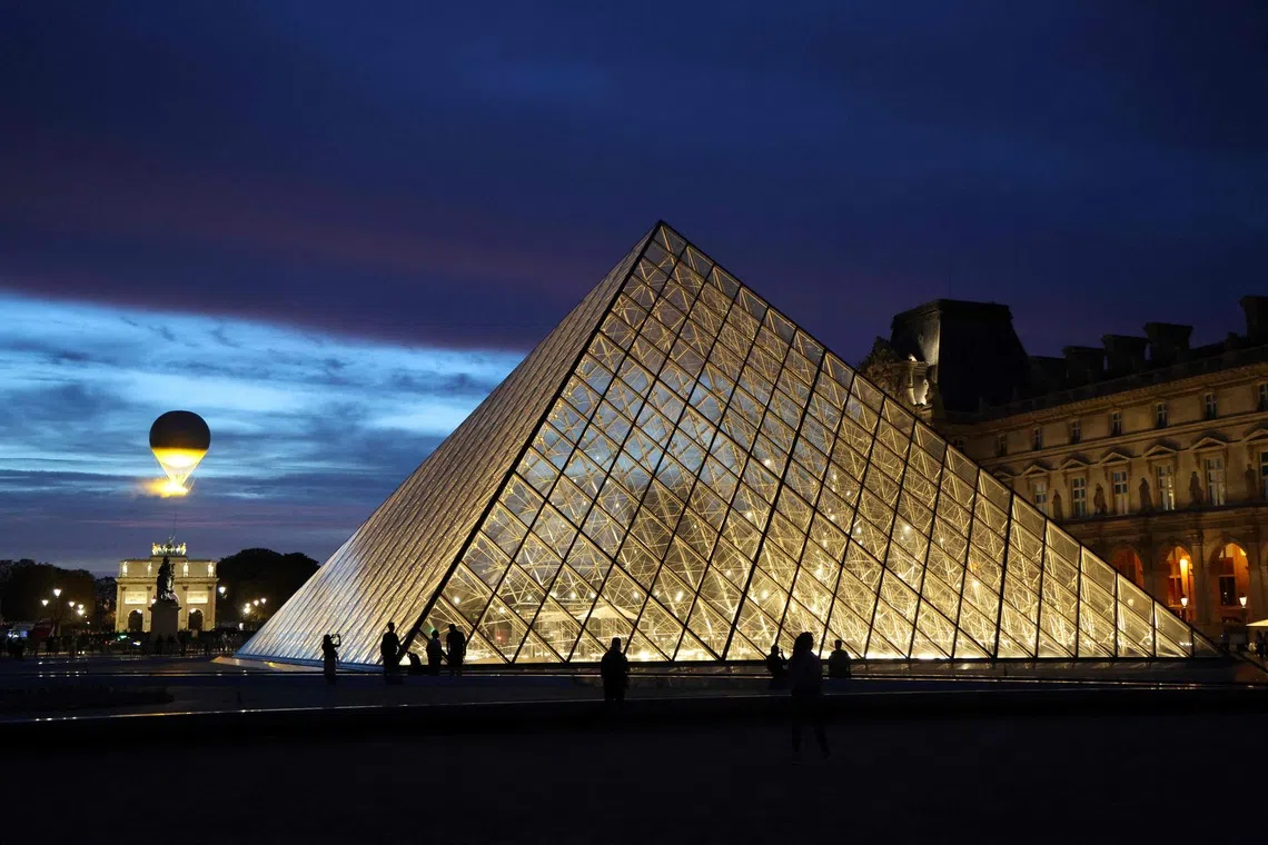 Chainsaw-wielding thieves flee Louvre with jewellery