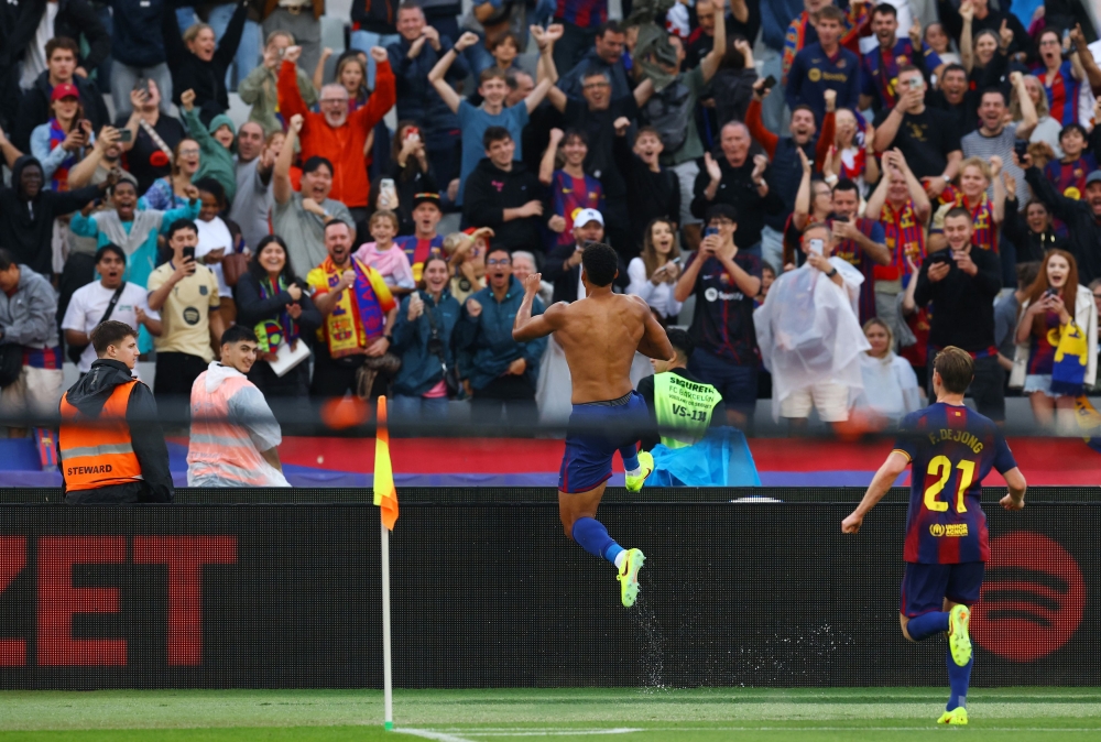 Substitute Araujo nets late winner as Barcelona edge Girona 2-1