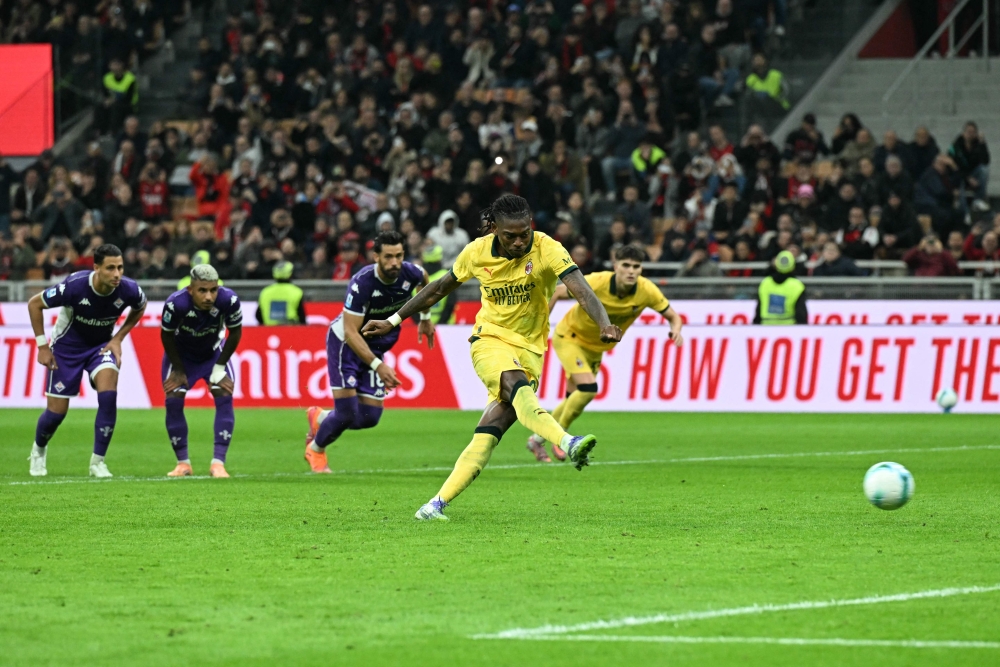Leao brace sends AC Milan top of Serie A as Fiorentina rage over penalty call