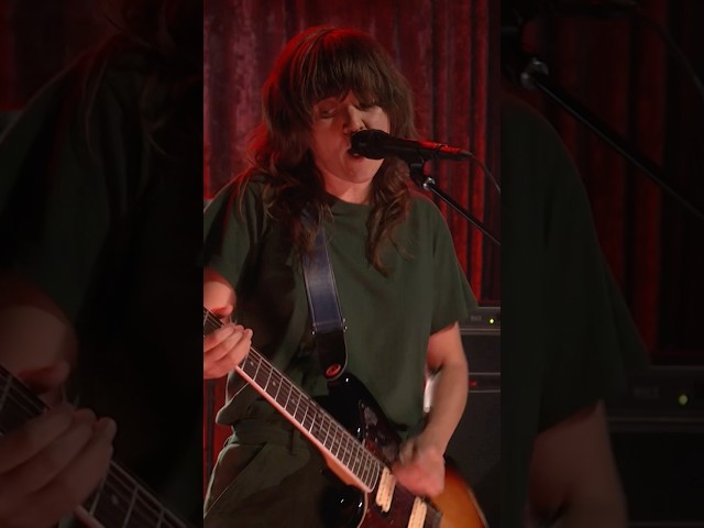 #CourtneyBarnett performs “Stay In Your Lane”! #FallonTonight