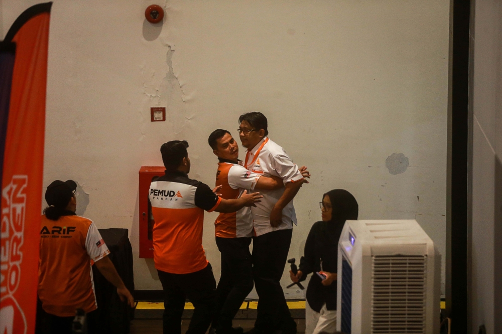 Shouting match at Amanah convention as delegates push for party polls debate