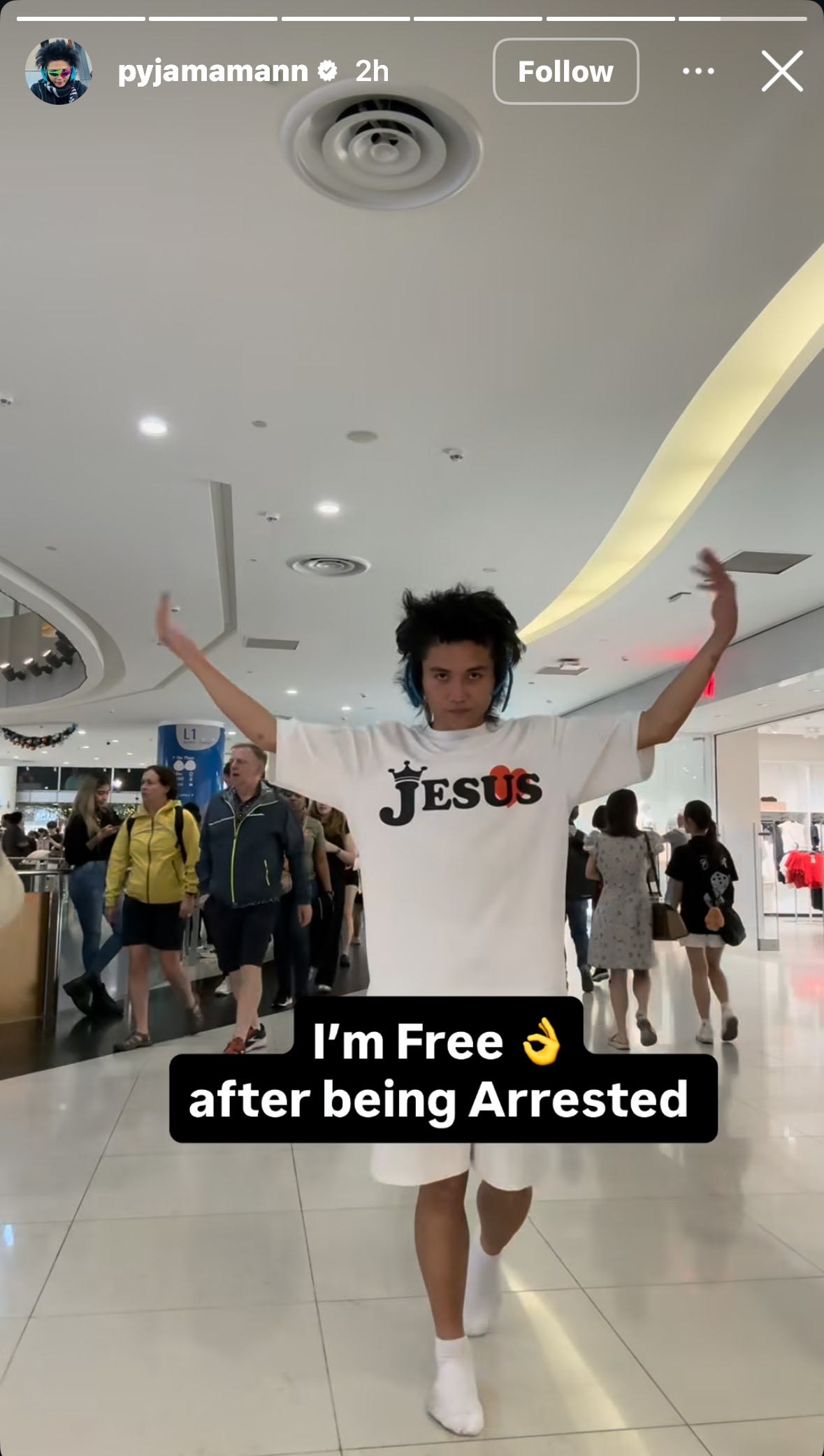 Man Who Charged At Ariana Grande At S’pore Wicked Premiere Brags About Being “Free” After Arrest