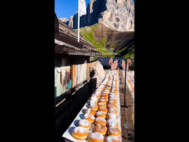 Breakfast in the Italian Dolomites, anyone? 🏔️🇮🇹