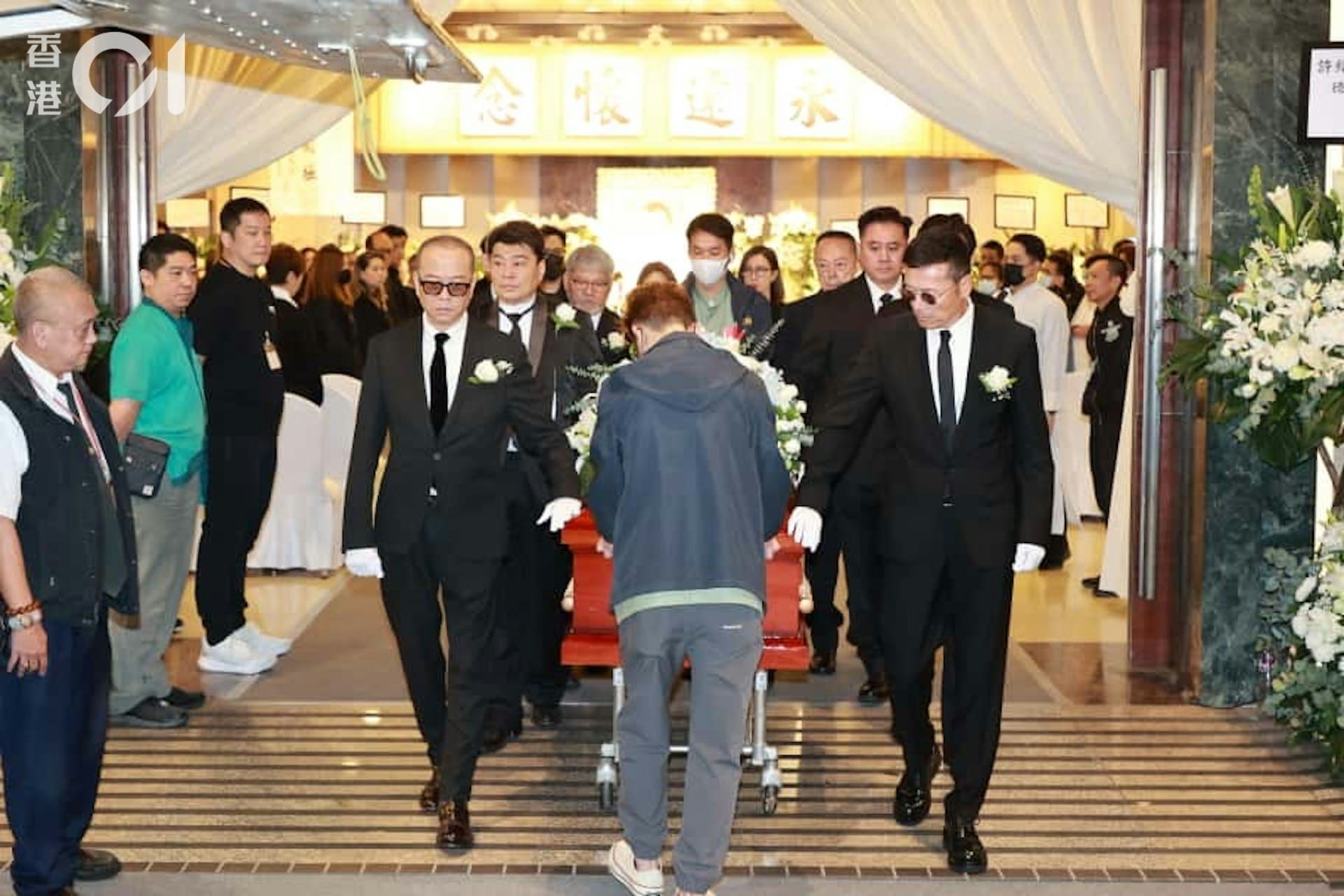 Lee Bee Wah Comforts Late Benz Hui's Wife on Behalf of Singaporeans At His Funeral
