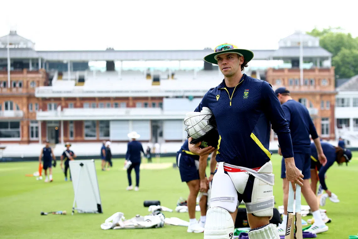 South Africa eye sweep as India start mammoth chase poorly