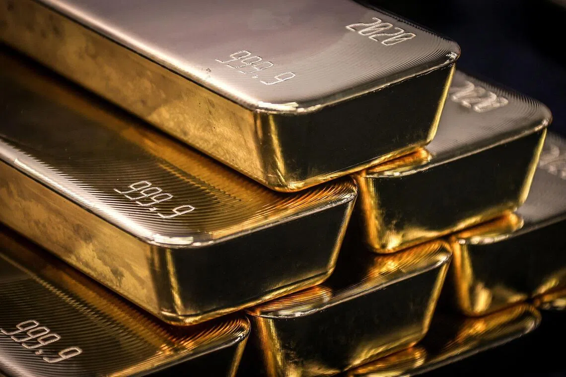 Gold advances as traders bet on December rate cut, await US data