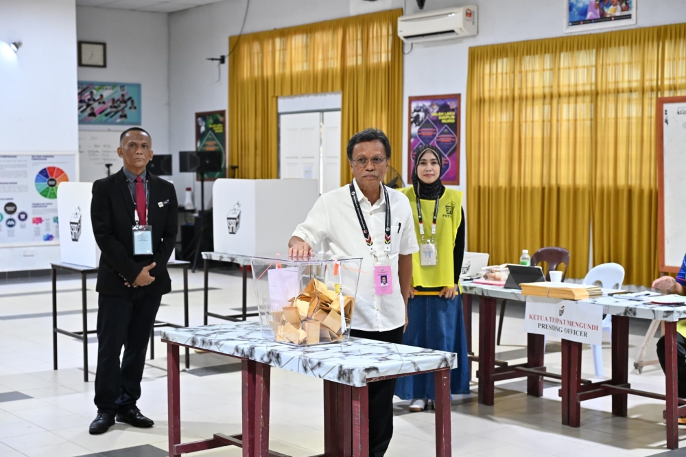 Warisan’s Shafie Apdal casts ballot in four‑cornered Senallang race