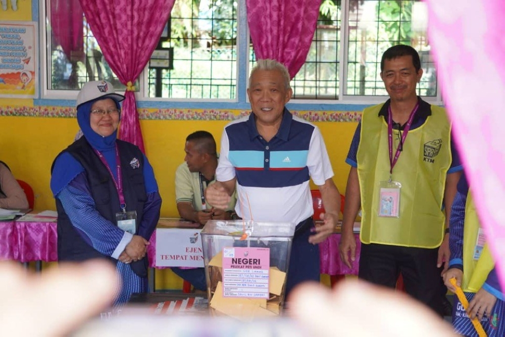 Bung Moktar casts ballot in Kinabatangan for Lamag race