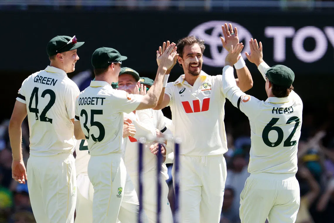 England battle to 196-4, Starc takes third wicket