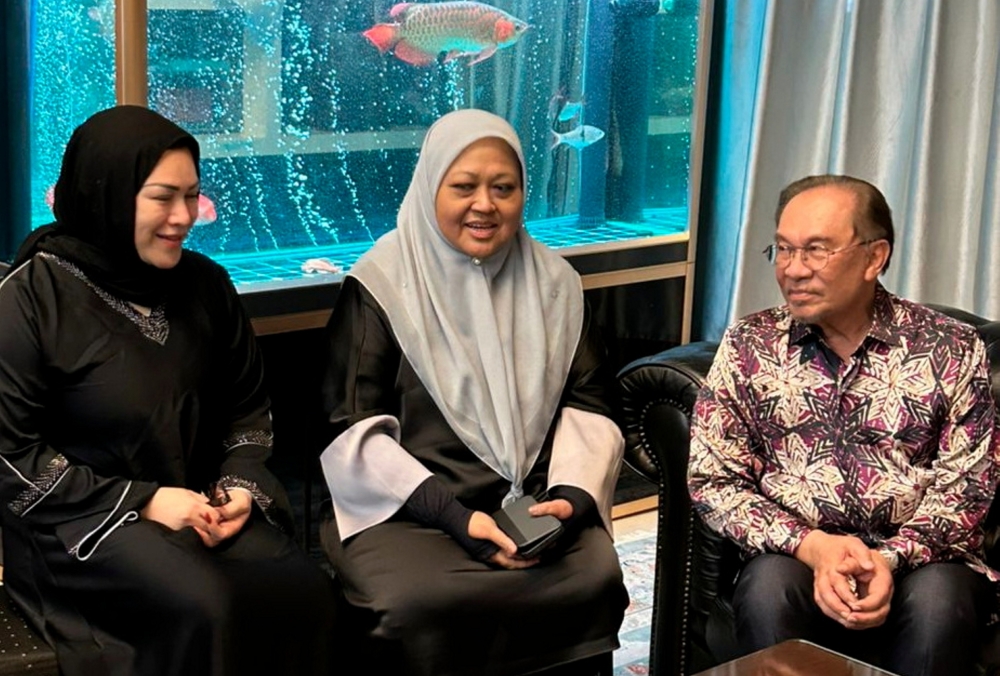 Anwar visits Bung Moktar’s family, calls late Sabah leader ‘a great loss to the nation’